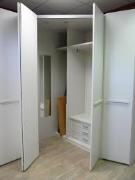 Guardaroba a giorno e cabine armadio ti offrono un immediato colpo d'occhio sui tuoi vestiti, così trovi subito ciò che cerchi. Pin Su Arredamento