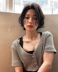 エラ張りさんに似合うショートヘア特集 小顔効果バツグンの髪型をご紹介 folk ヘアカット 黒髪ボブのヘアスタイル 髪型