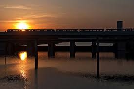 It´s all about chasing hights. U2 Zwischen Donaustadtbrucke Und Donaumarina Im Sonnenuntergang Am Abend Des 28 05 2015 Bahnbilder De