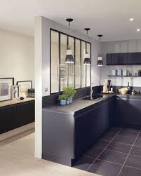 Verriere Interieure Deco Dans Une Cuisine Noire Semi Ouverte Cuisines Deco Cuisine Verriere Cuisine Moderne