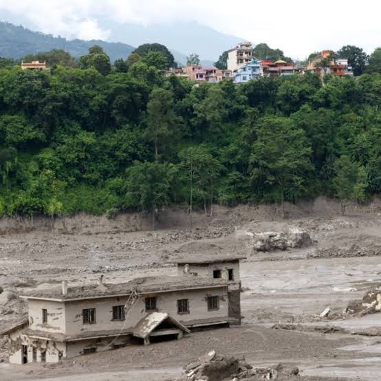 Sube a 362 la cifra de muertos por devastador deslave entre Nepal y el Tíbet | El Debate