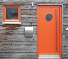 moderne hausturen aus holz orangefarbene ganzblatt haustur mit kreisrundem lichtausschnitt moderne haustur hausturen holz haustur
