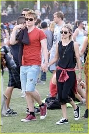 Дочь актёра эрика робертса и племянница джулии робертс. Pin By On Husband Emma Roberts Coachella Looks Fashion