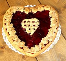 Una ricetta che potrete personalizzare in base alla frutta disponibile. Un Cestino Di Ciliege Crostata Cuore Con Confettura Di Amarene E Rose Di Pasta Frolla