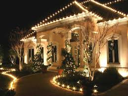 From elegant christmas trees, to tables & wreaths for door decoration. Pin By Gina Martin On Houses And Interiors Exterior Christmas Lights Christmas House Lights Christmas Lights Outside