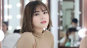 Di foto lain, amanda manopo tampak berbincang dengan pria berjaket hitam. Amanda Manopo Uploaded Photo Of Salat Diimami Arya Saloka