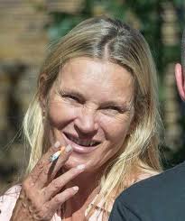 A web of wrinkles, tooth decay, and not a drop of makeup! 😲 Fans mourn the  beauty of the highest-paid supermodel of the 90s and 2000s in her new  candid shots. Check
