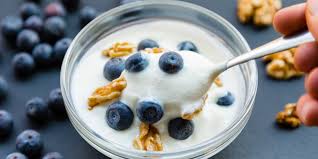 Il est donc certain que manger un yaourt pas trop sucré est un bon plan pour caler une petite faim en dehors des repas. Les Bienfaits Du Skyr Pour La Sante Cosmopolitan Fr