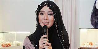 Namun, agama tersebut hanya tertulis di atas kertas belaka, tetapi tidak tertuang dalam pikirannya, perasaannya, dan perbuatannya. 10 Potret Hidup Baru Felixia Yeap Mantan Model Dewasa Yang Mualaf Berhijab Dream Co Id