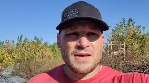 Ellis Reno's Instagram, Twitter & Facebook