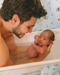 Baby daddy's be living their best life…. I wanna be a baby daddy! 😩😭😭😭" 