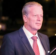 Erinnern übrigens wirklich ein bisschen an #mitterlehner hoffentlich haben bald alle die botschaft verstanden, wäre schade, wenn es in österreich gar keine anständigen politikerinnen mehr gibt. Datei Reinhold Mitterlehner Viennale 2012 Jpg Wikipedia