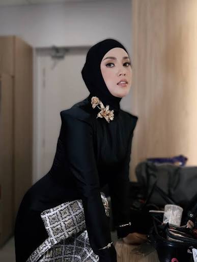 Shila Amzah 茜拉 | Thank you so much FFM 34 @rtm_malaysia @finasmalaysia for  having me 🤍 Congratulations to all the winners ! Till next time 🫶🏼  Thanks to my... | Instagram