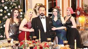 أوقف الأمن التركي المدعو عدنان أوكتار المعروف أيضًا باسم هارون يحيى، في إطار عملية انطلقت، فجر الأربعاء، في 5 ولايات تركية بينها إسطنبول، للقبض على الرجل و234 من أتباعه يواجهون تهما مختلفة. Ø¹Ø¯ÙØ§Ù Ø£ÙÙØªØ§Ø± Ù ÙØ·Ø·Ù ÙÙ ÙØ¨Ø¶Ø© Ø§ÙØ´Ø±Ø·Ø© Ø§ÙØªØ±ÙÙØ© Bbc News Ø¹Ø±Ø¨Ù