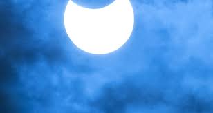 En solförmörkelse är en händelse som uppstår när solljuset inte når jorden eftersom det är helt eller delvis blockerat av månen. H54o3mmi Iqj5m