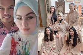Sarita merupakan mantan istri dari pebisnis faisal harris, yang saat ini berstatus sebagai suami dari artis kontroversial, jennifer dunn. Tinggal Tunggu Karma Faisal Harris Pilih Mesra Mesraan Dengan Istri Muda Sarita Abdul Mukti Tak Mau Kalah Pilih Lakukan Hal Ini Semua Halaman Grid Fame
