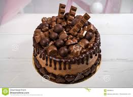 Le chocolat cémoi, un intemporel. Fait Main Delicieux De Gateau De Chocolat Decore Des Bonbons A Chocolat Et Des Barres De Chocolat Cadre Horizontal Image Stock Image Du Assiette Frais 99398815