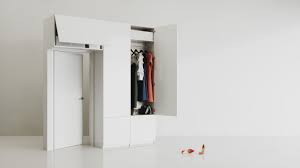 Dans l'entrée, des portes coulissantes cachent des penderies surmontées d'étagères pour faire un placard vestiaire très pratique. Meuble D Entree Sur Mesure Une Solution De Rangement Incontournable Blog Centimetre Com