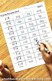 Do You Need Some New Phonics Activities These Short I Phonics Worksheets Give Students Practice Reading And Writing Short In 2020 Cvc Words Phonics Worksheets Phonics