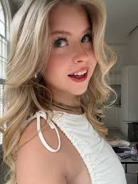 Elena Kamperi Outfits