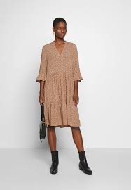 Maybe you would like to learn more about one of these? Saint Tropez Eda Dress Freizeitkleid Tan Pebbles Beige Zalando De
