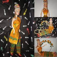 Jun 17, 2021 · kylie jenner pakai baju vintage buatan tahun 1987 seharga rp316 juta. Baju Barbie India Baju Boneka India Baju Barbie Kebaya Barbie Kebaya Modern Barbie Modern Shopee Indonesia