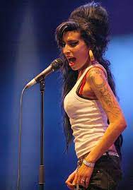 Amy Winehouse Biography Images And Information Amy Winehouse Cantanti Figure Di Moda