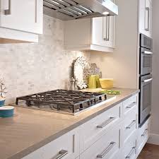 Section Four Et Plaque Encastre Dans La Cuisine Contemporaine Kitchen Inspiration Design Kitchen Remodel Cuisine Backsplash