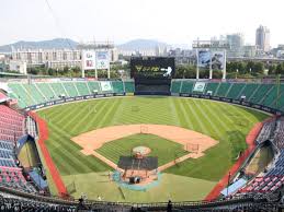 대한민국 프로야구단 nc 다이노스에서 2012년 시즌부터 2018년 시즌까지 1군 홈구장으로 사용하였으며, 2019년부터는 퓨처스팀인 창원 다이노스의 홈 구장 및 구단 전용. ì²œë§Œê´€ì¤' ì•¼êµ¬ì˜ ì„±ì§€ êµ¬ë© ëš«ë¦° ì•ˆì „ ì•„ìŠ¬ì•„ìŠ¬