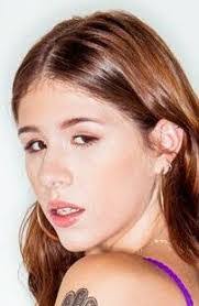 Isabel Moon's Instagram, Twitter & Facebook