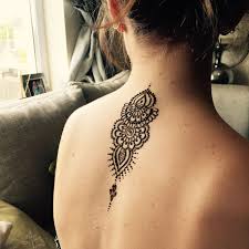 This henna tattoo also bears the name of the wearer and looks very cool and modern. Henna Bk Henna Tattoo Back Henna Tattoo Designs Back Henna