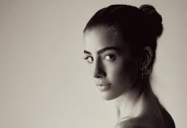 La oscuridad es territorio de poder, es el pulso de lo prohibido y la  fuerza que no necesita ser explicada. La alquimia no trata de fórmulas  antiguas, sino de la capacidad de