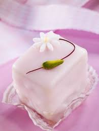 Petit Fours Rezept Petit Fours Petit Four Cupcake Kuchen
