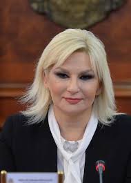 I đorđe vukadinović, urednik nove srpske političke misli, smatra da zorana mihajlović već duže. Slika Zorane Mihajlovic Od Pre 13 Godina Pokazuje Kako Moc Menja Ljude Noizz