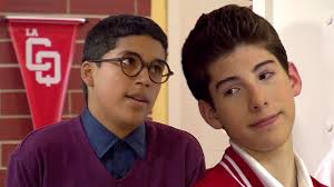 Beto invita a salir a Jenny, pero Ángel y Monche deciden ayudar a su amigo  con unas clases de conquista. 😬😅, #LaCQNuevoIngreso, próximamente por El  5