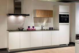 moderne keuken greeploos en in rechte opstelling eens wat anders bovenkastjes zijn uniek db keukens keuken ontwerpen keuken moderne keukens