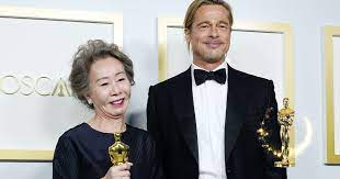Обладатель премии «оскар» как один из продюсеров фильма «12 лет рабства». Brad Pitt Mr Brad Pitt Endlich Oscar Gewinnerin Yuh Jung Youn Stahl Sein Herz Bunte De