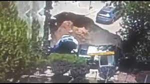 לוחמי האש מבצעים פעולות סריקה לאיתור לכודים במקום. Auotdhs05k4jzm