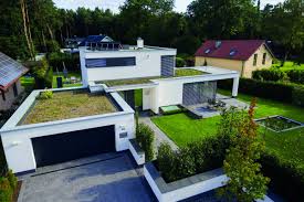 Bauhausstil sehr schlicht, mit weißem putz und grauen fassadenelementen. Architekenhaus Im Bauhausstil