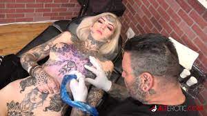La artista desnuda Amber Luke muestra su cuerpo después de la sesión de  tatuajes