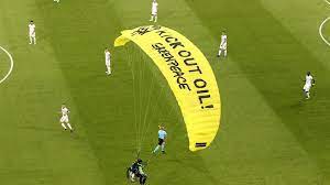Vroeger bestonden er wel provincies, maar deze zijn alle 29 verdwenen en. Parachutist Landt Vlak Voor Aftrap Frankrijk Duitsland In Stadion Rtl Nieuws