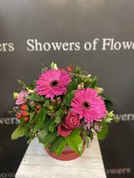 Here, at moss flowers, we are passionate about using only the freshest flowers. Red Roses In A Hat Box Showers Of Flowers