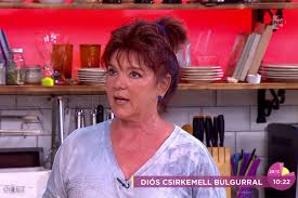 Című sorozatban kövér lajos feleségét, hajnalkát alakította, aki vezetéknevével ellentétben egyáltalán nem volt kövér, sőt, az isteni ételeket főző családanya karcsú volt, mint a nádszál. O Volt A Familia Kft Csinos Hajnalkaja Felismered A 66 Eves Dzsupin Ibolyat Hazai Sztar Femina