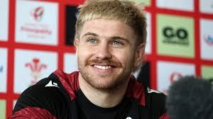 Aaron Wainwright: Wales back row signs new Dragons deal