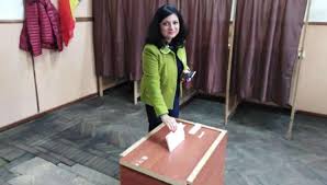 Miza o reprezintă numele competitorului său din turul al doilea, scrutin care este programat la 24 noiembrie. Alegeri PrezidenÈiale 2019 Turul 1 Oana Badea A Votat Pentru O Romanie NormalÄ Ziarul Unirea