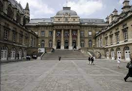 Está situado entre edificios de un alto valor arquitectónico e histórico. File Palais De Justice Paris Jpg Wikimedia Commons