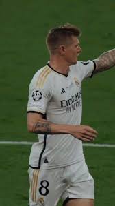 Jude putting a crown