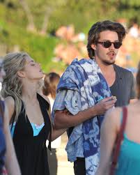 Killer queen is a 2020 american black comedy horror film directed and produced by mcg, from a screenplay he wrote with dan lagana, brad morris, and jimmy warden. Samara Weaving On Bondi Beach Australia Celebrity Wiki Onceleb Wiki