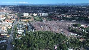 I thought it was the actual modena park concert cd plus the 4 songs and it was only those four songs. Vasco Rossi A Modena Park I Numeri Del Record 225 Mila Al Concerto 51 Mila Al Cinema Spettakolo It