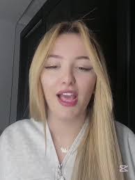 Sara Manis's Instagram, Twitter & Facebook